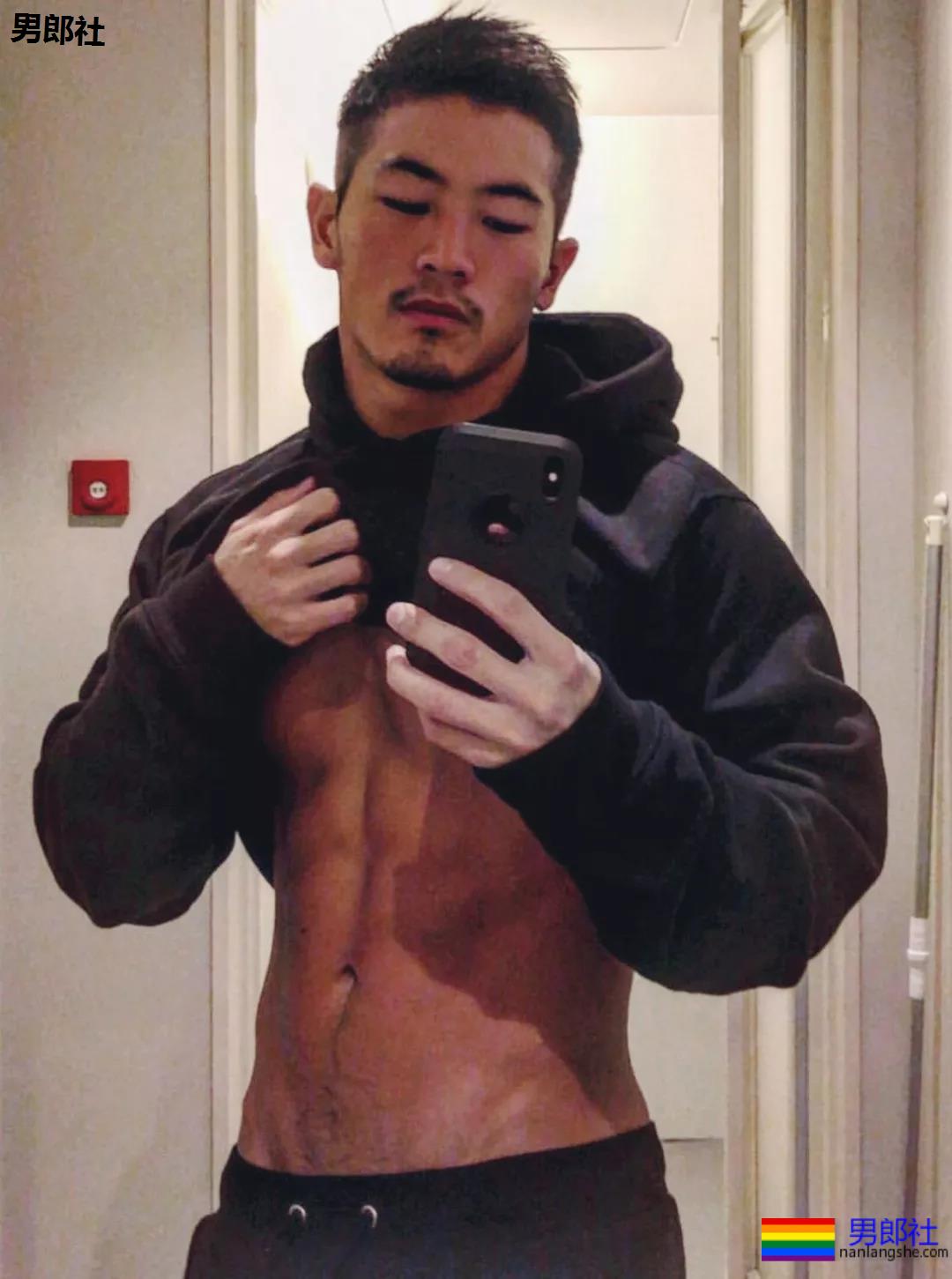 日本肌肉男性感腹肌浴室秀身材，请他立即拍片！ - 51虹马