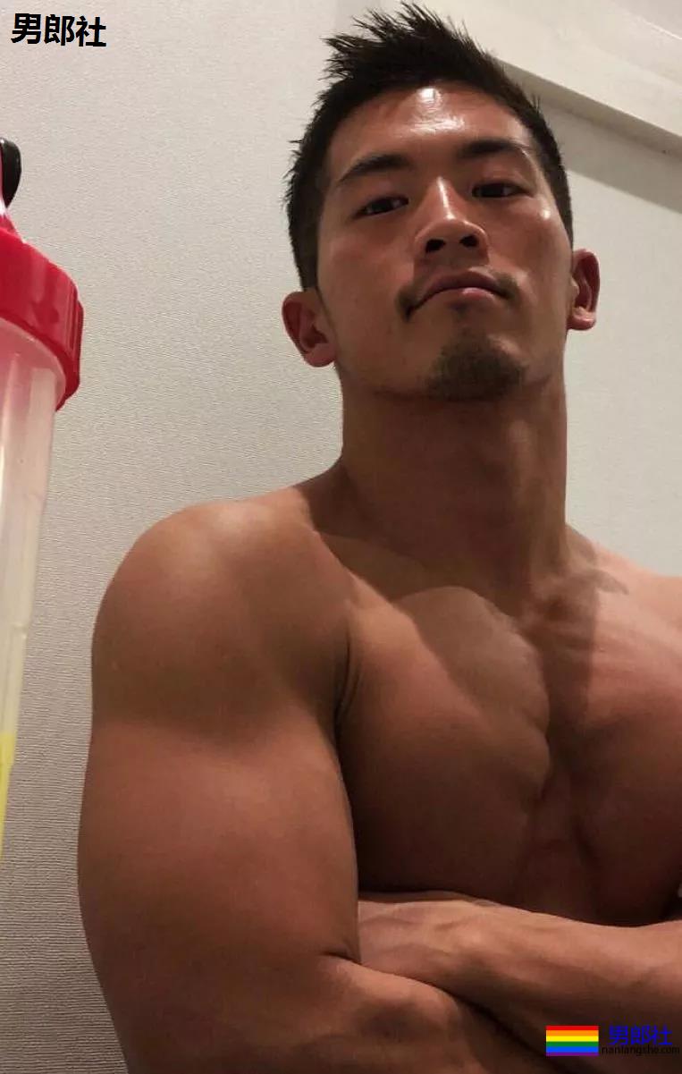 日本肌肉男性感腹肌浴室秀身材，请他立即拍片！ - 51虹马