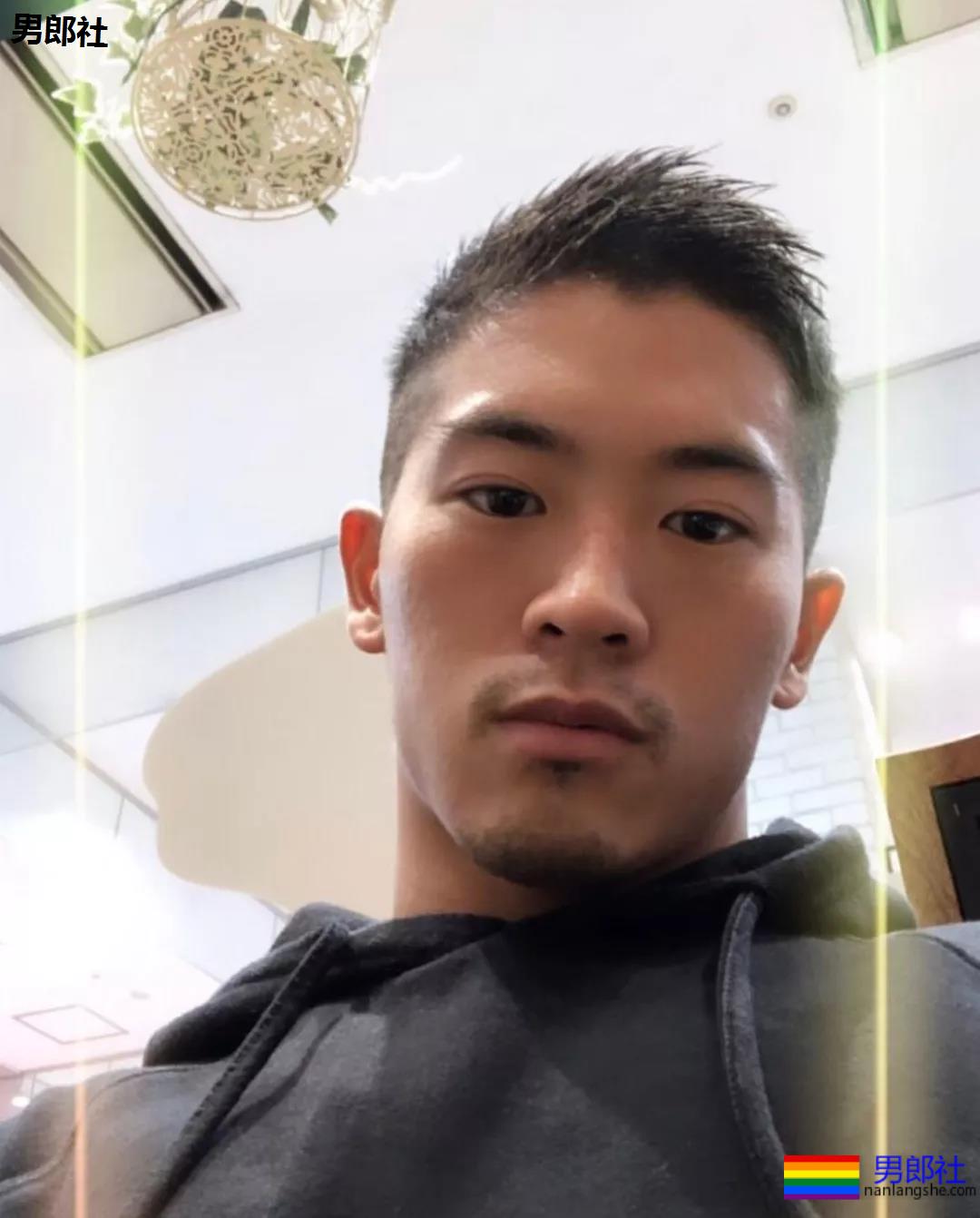 日本肌肉男性感腹肌浴室秀身材，请他立即拍片！ - 51虹马