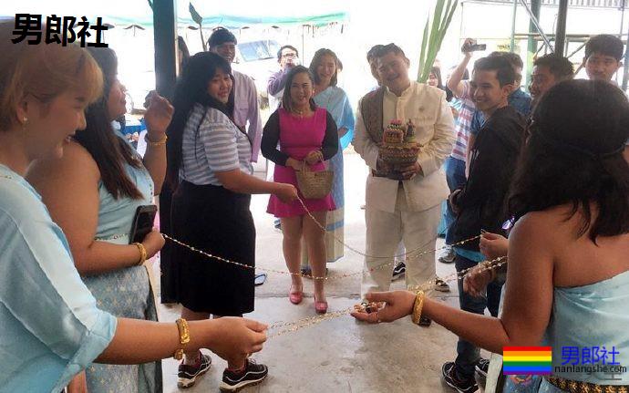 泰国一对夫夫办婚礼，双方家长比新郎还开心 - 51虹马