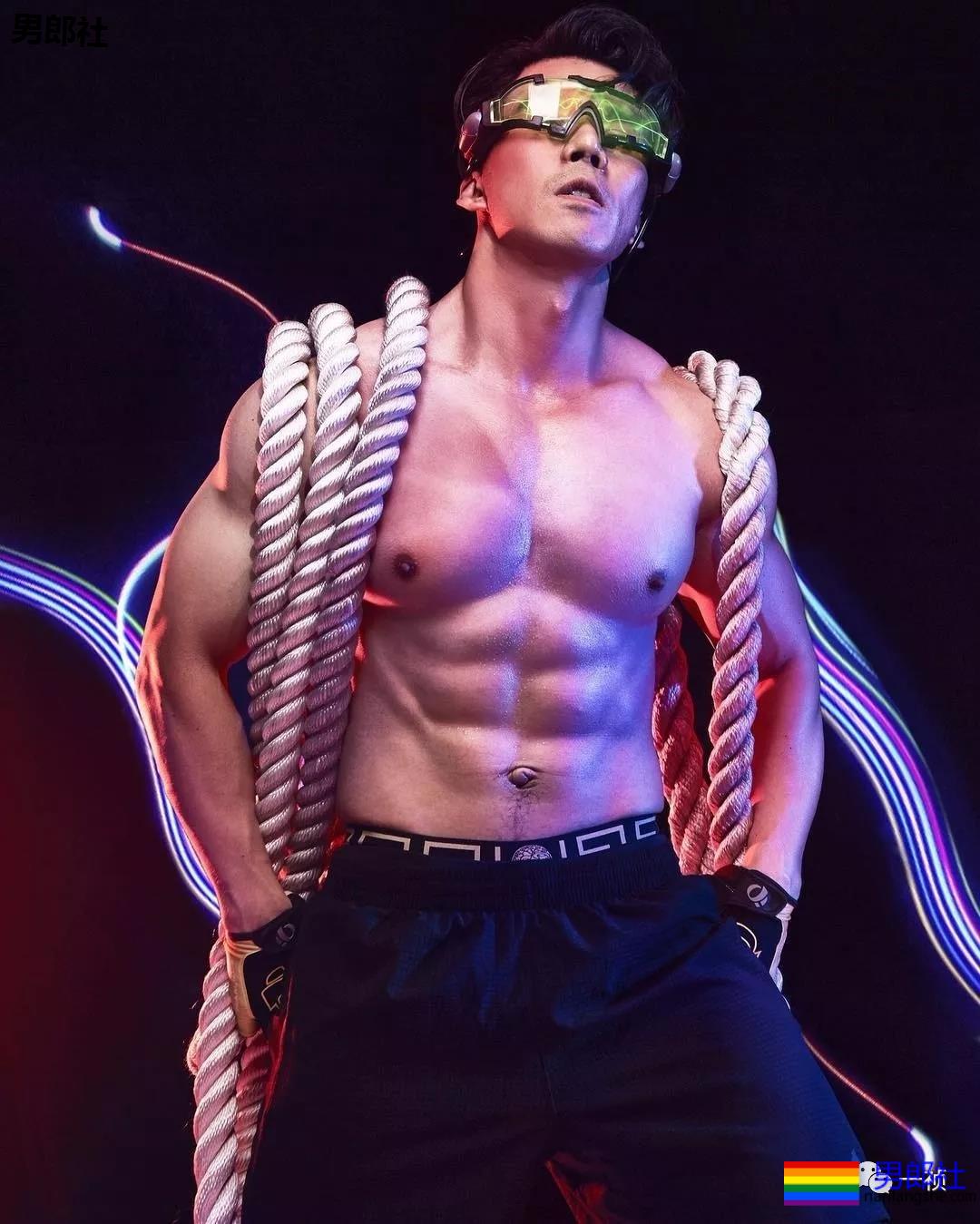 斯文西装 俬下却藏着猛攻的大伟岸-51虹马