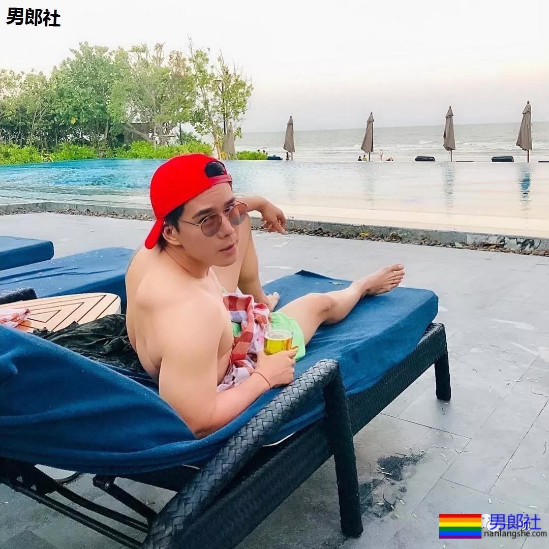 斯文西装 俬下却藏着猛攻的大伟岸 - 51虹马