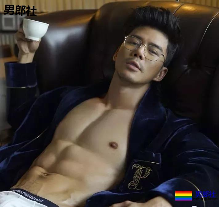 斯文西装 俬下却藏着猛攻的大伟岸 - 51虹马