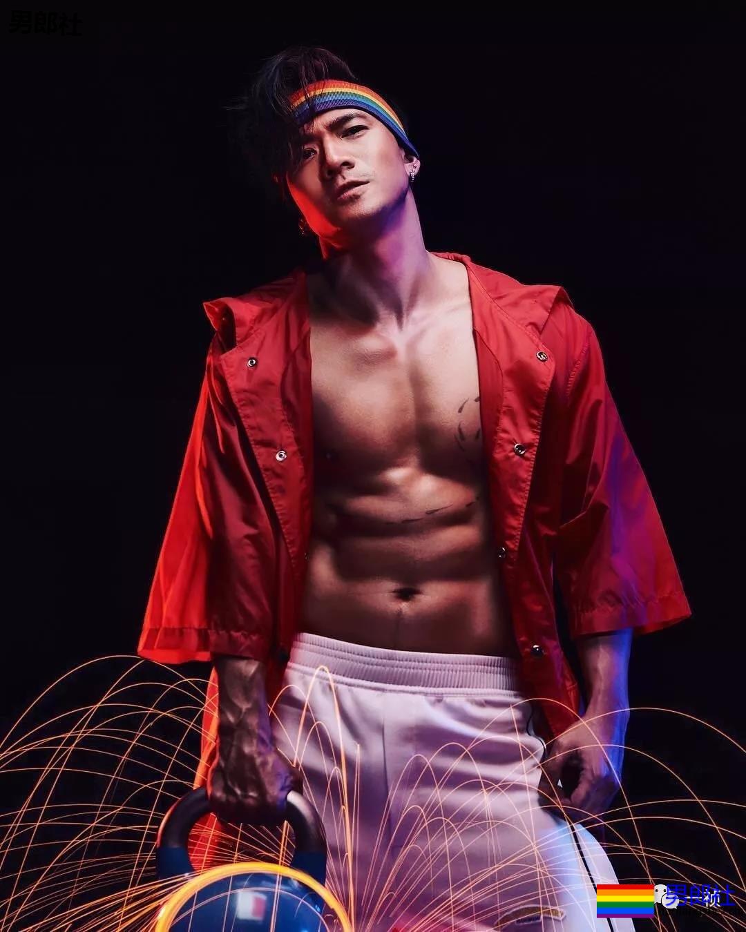 斯文西装 俬下却藏着猛攻的大伟岸 - 51虹马