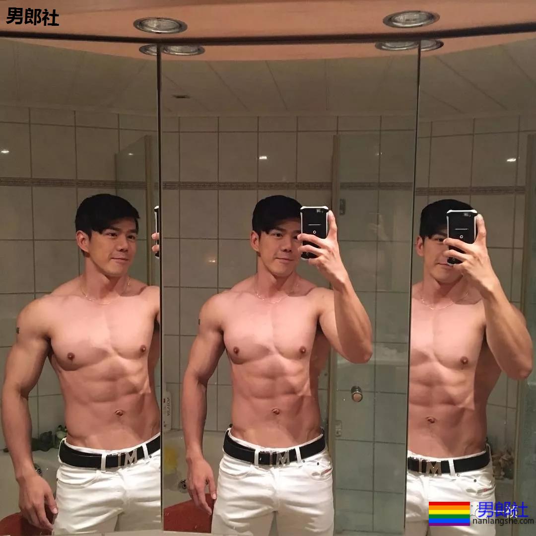 斯文西装 俬下却藏着猛攻的大伟岸 - 51虹马