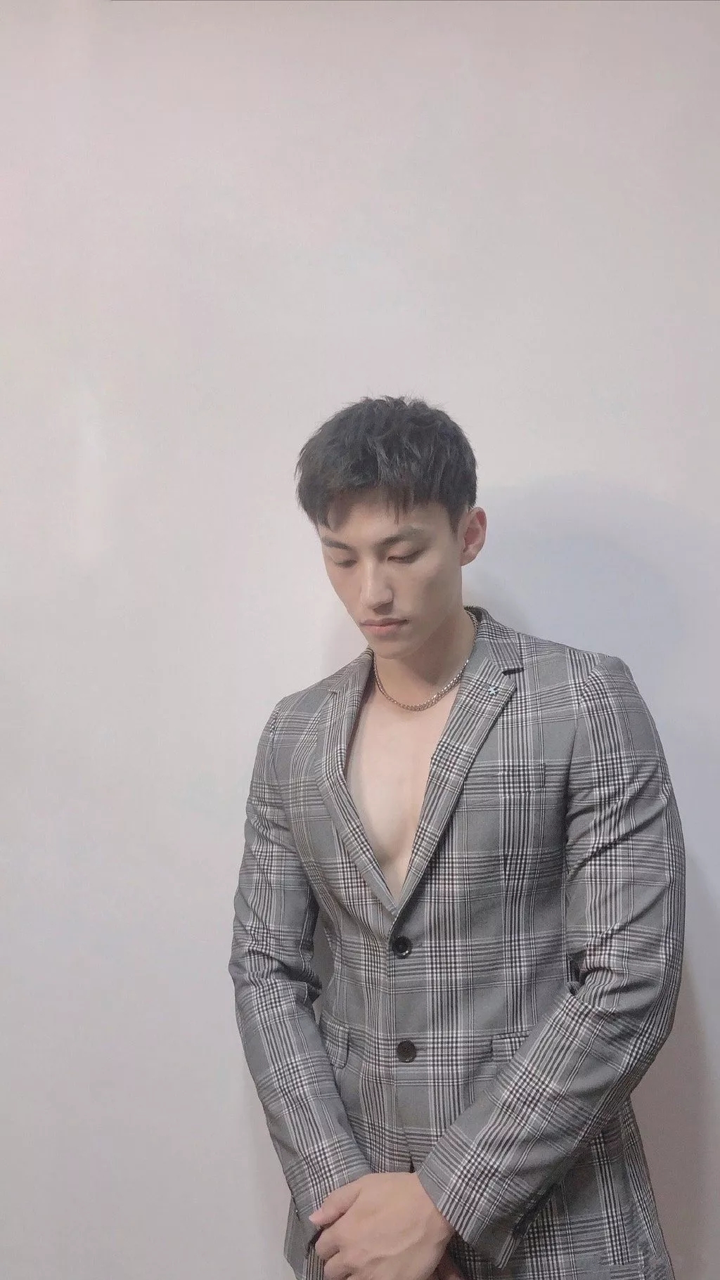 火遍抖音的腹肌体育生！掀衣秀肌肉太撩人，99%的人都可以！-51虹马