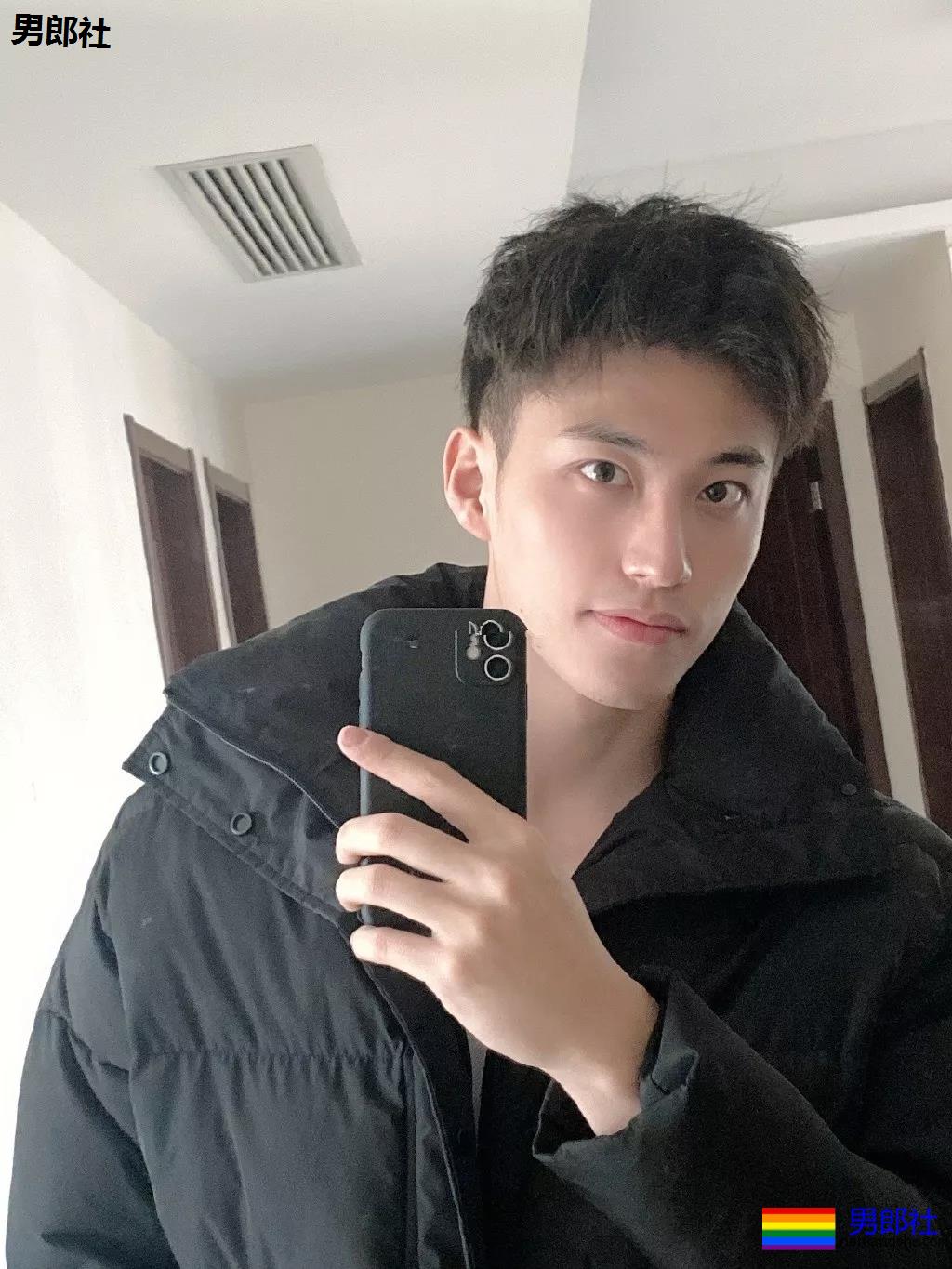 火遍抖音的腹肌体育生！掀衣秀肌肉太撩人，99%的人都可以！ - 51虹马