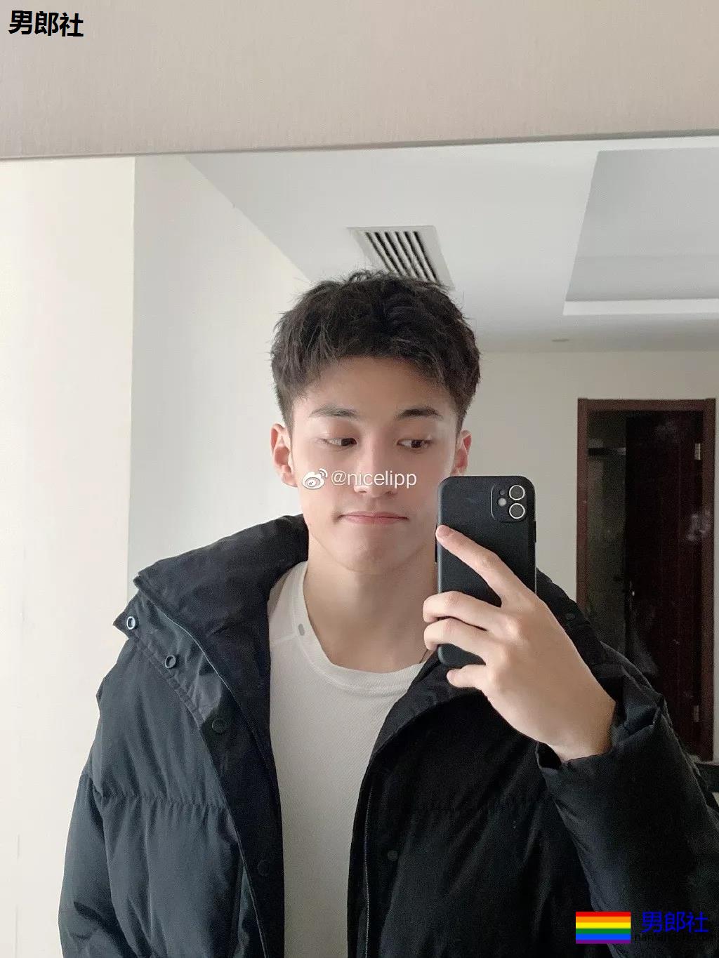 火遍抖音的腹肌体育生！掀衣秀肌肉太撩人，99%的人都可以！ - 51虹马