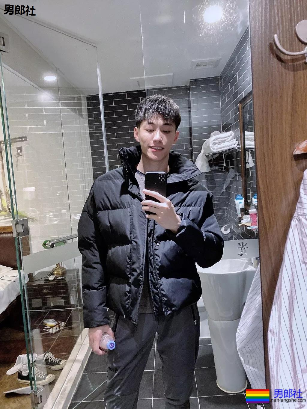 火遍抖音的腹肌体育生！掀衣秀肌肉太撩人，99%的人都可以！ - 51虹马