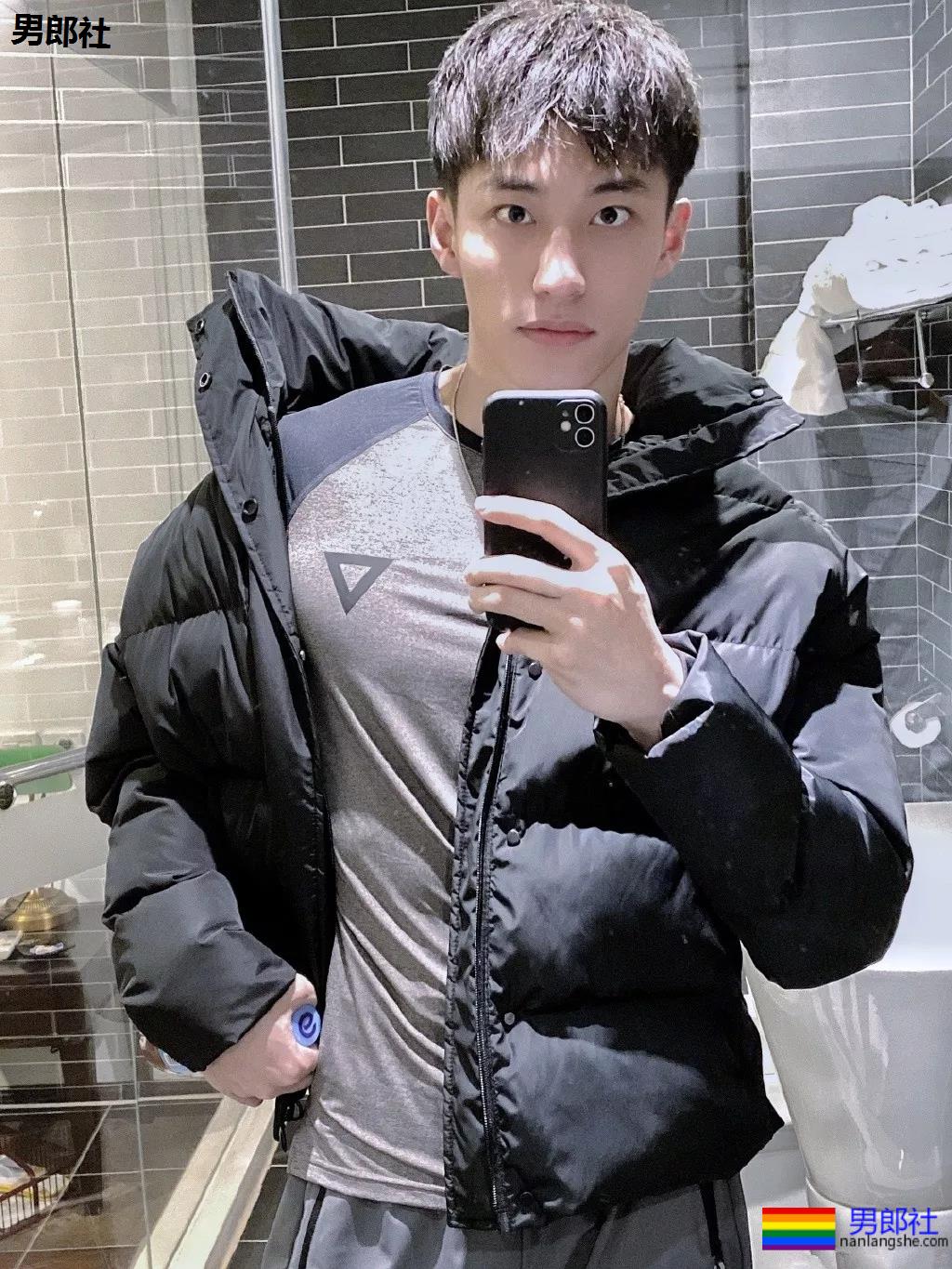 火遍抖音的腹肌体育生！掀衣秀肌肉太撩人，99%的人都可以！ - 51虹马