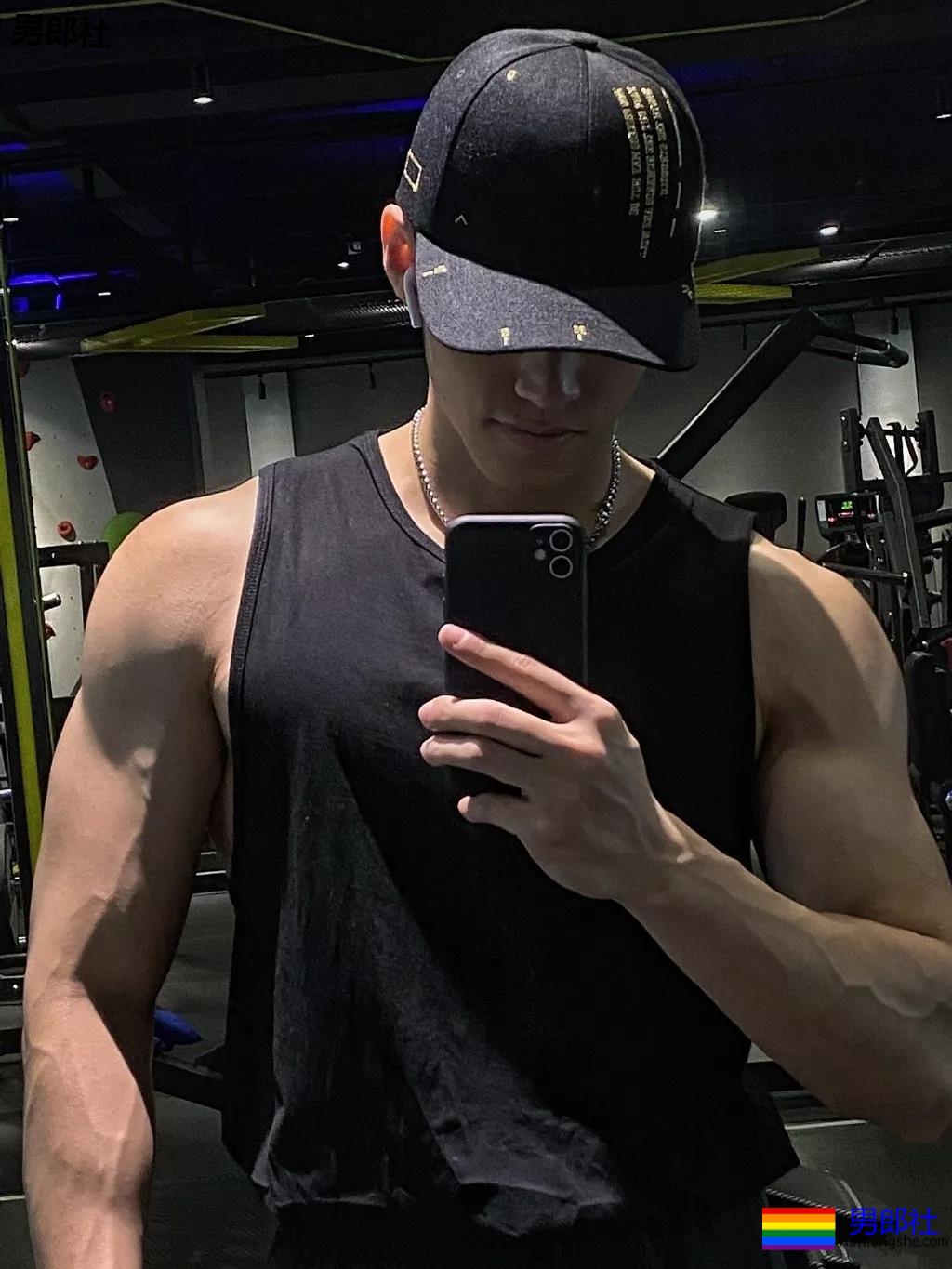 火遍抖音的腹肌体育生！掀衣秀肌肉太撩人，99%的人都可以！ - 51虹马