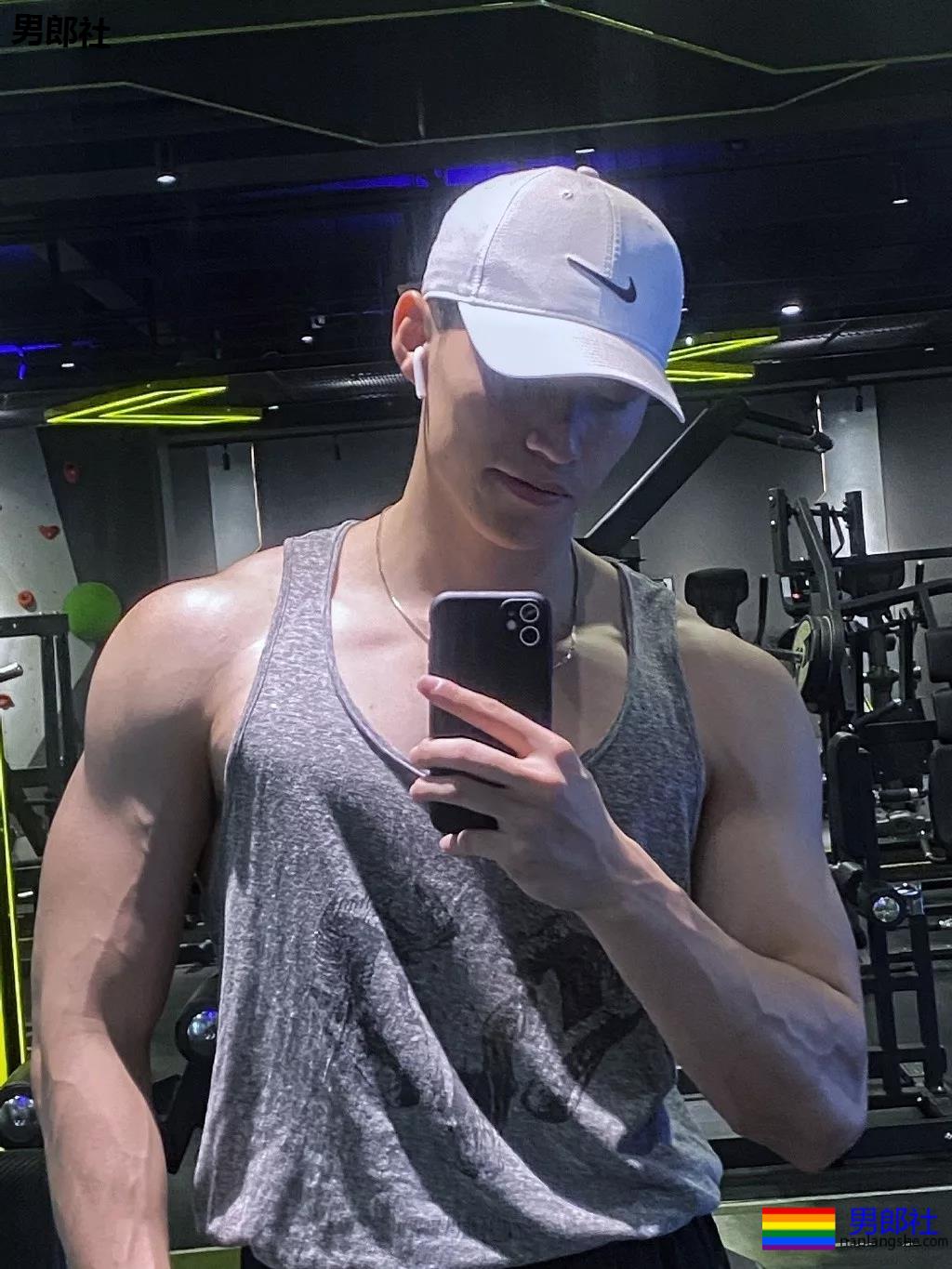 火遍抖音的腹肌体育生！掀衣秀肌肉太撩人，99%的人都可以！ - 51虹马