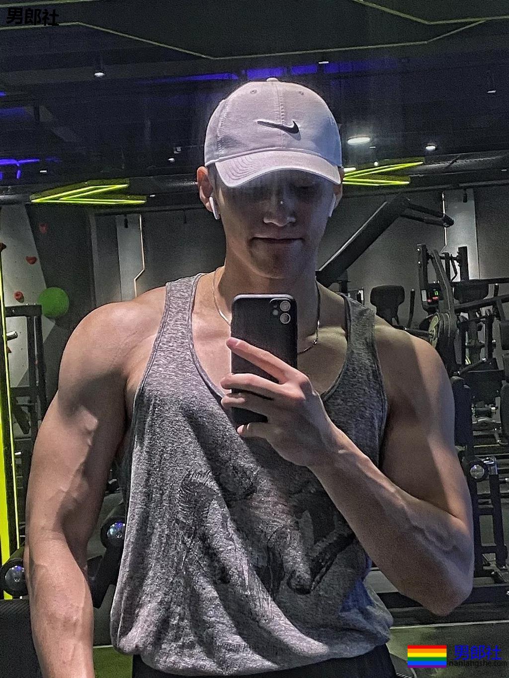 火遍抖音的腹肌体育生！掀衣秀肌肉太撩人，99%的人都可以！ - 51虹马