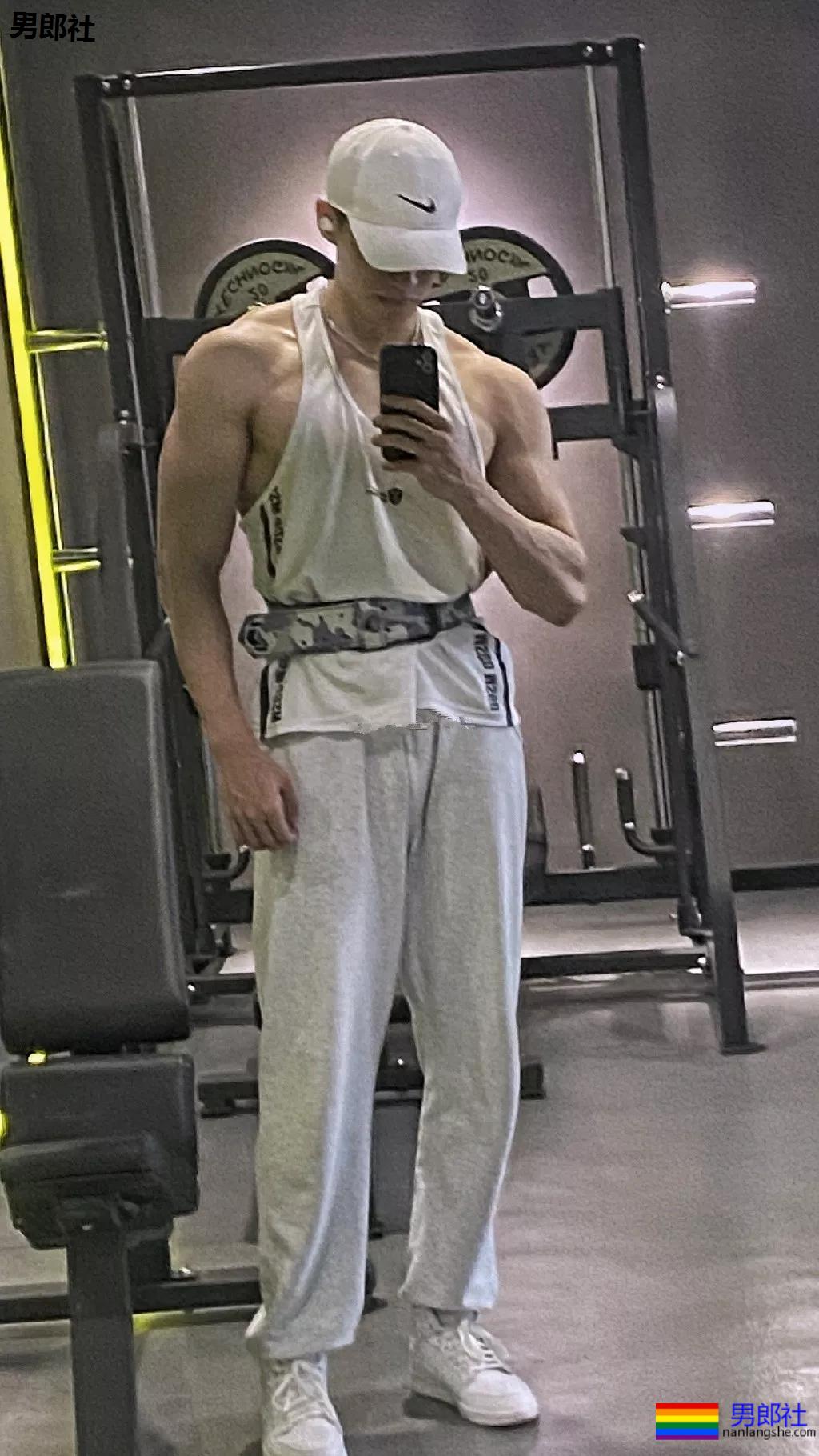 火遍抖音的腹肌体育生！掀衣秀肌肉太撩人，99%的人都可以！ - 51虹马