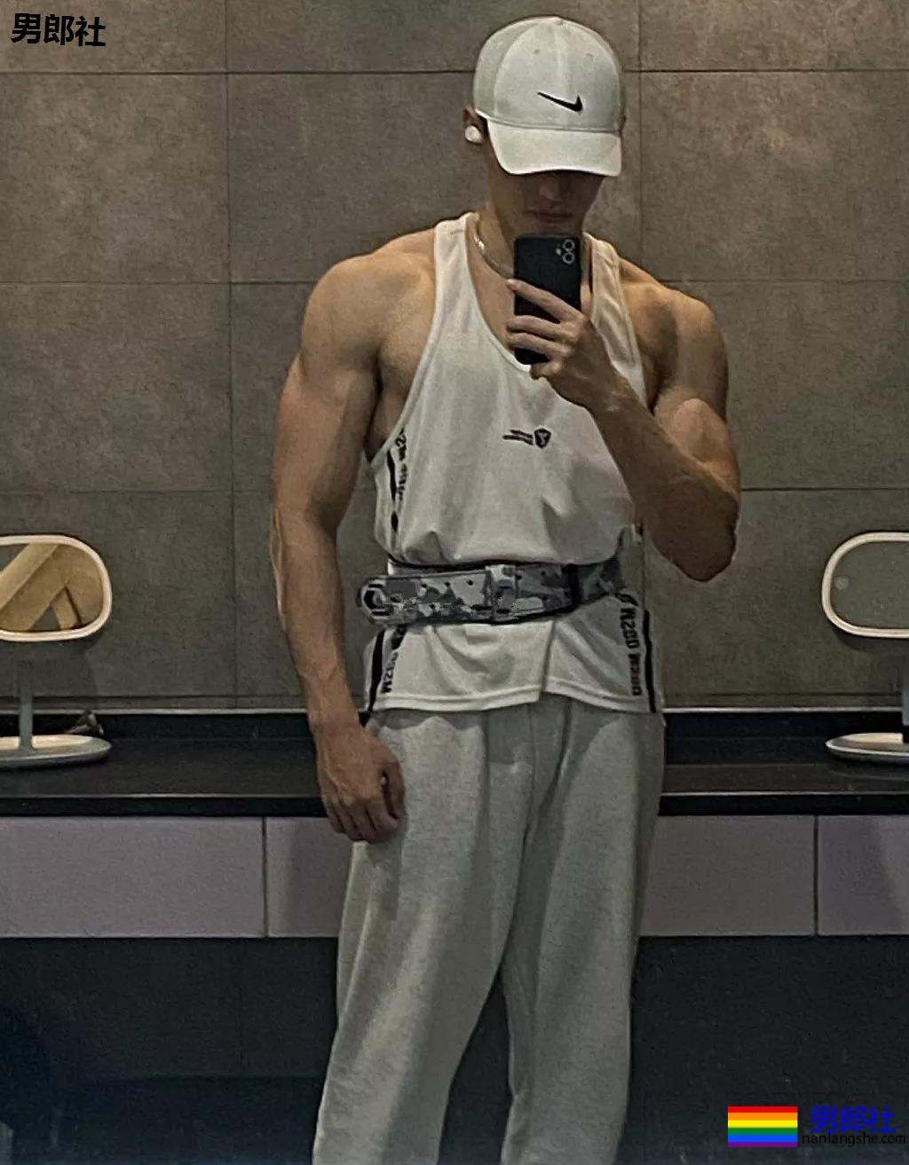 火遍抖音的腹肌体育生！掀衣秀肌肉太撩人，99%的人都可以！ - 51虹马