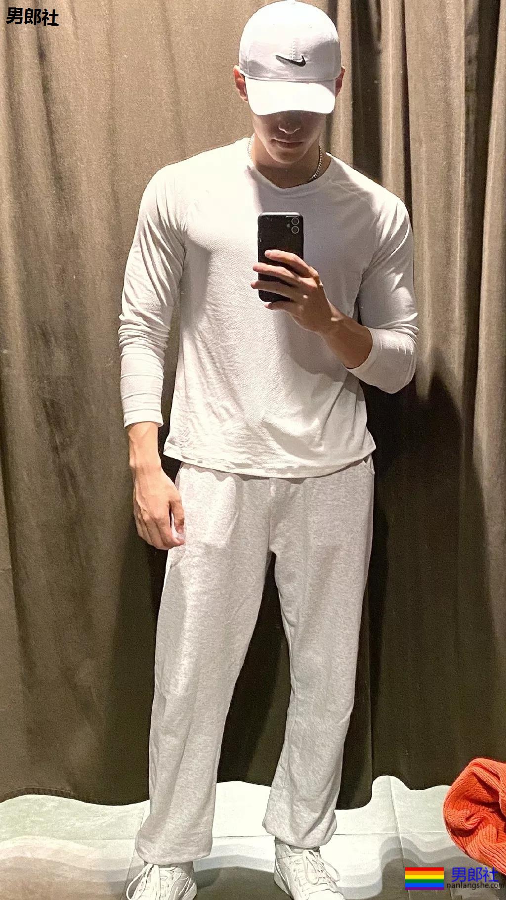 火遍抖音的腹肌体育生！掀衣秀肌肉太撩人，99%的人都可以！ - 51虹马