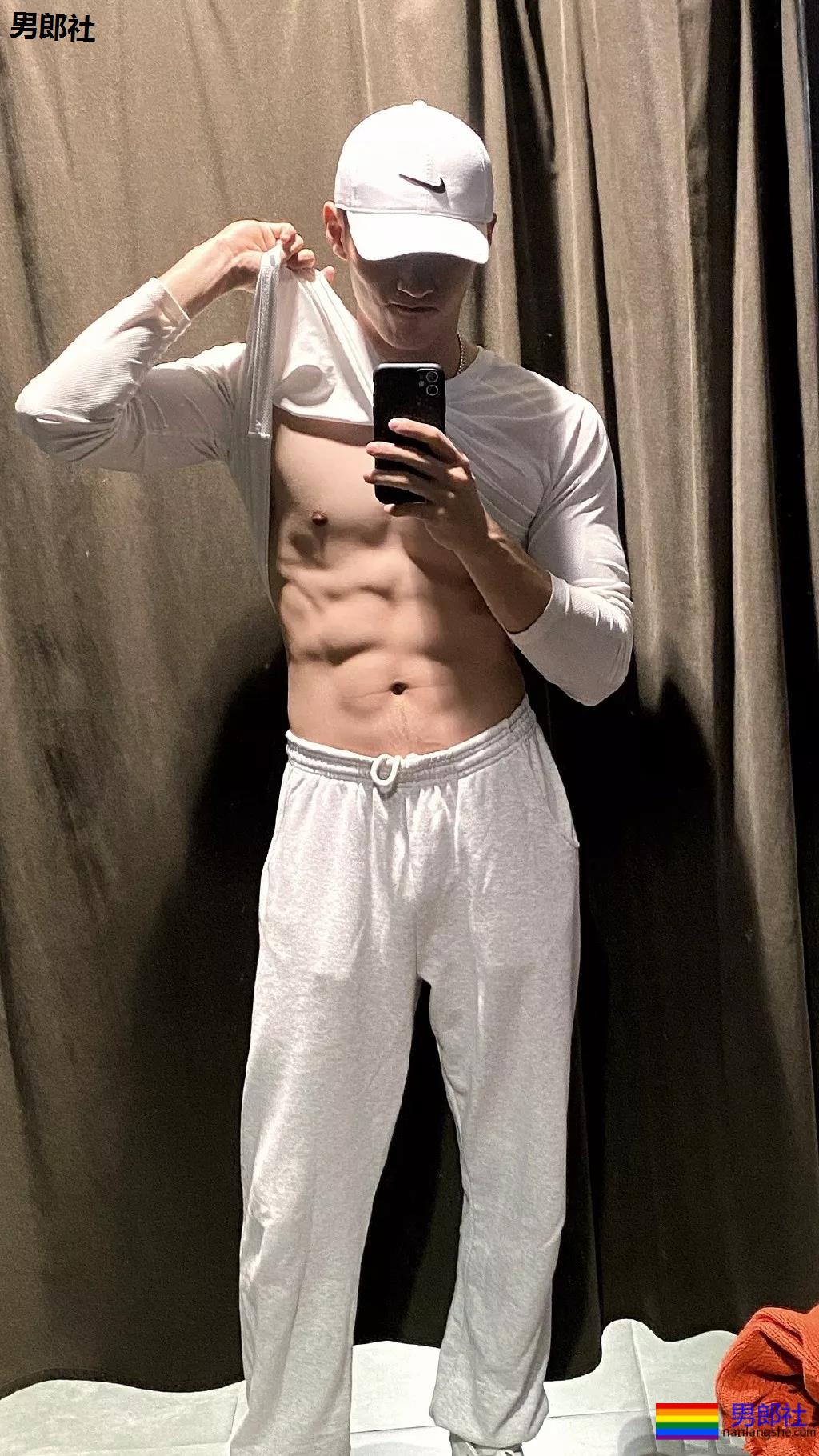 火遍抖音的腹肌体育生！掀衣秀肌肉太撩人，99%的人都可以！ - 51虹马