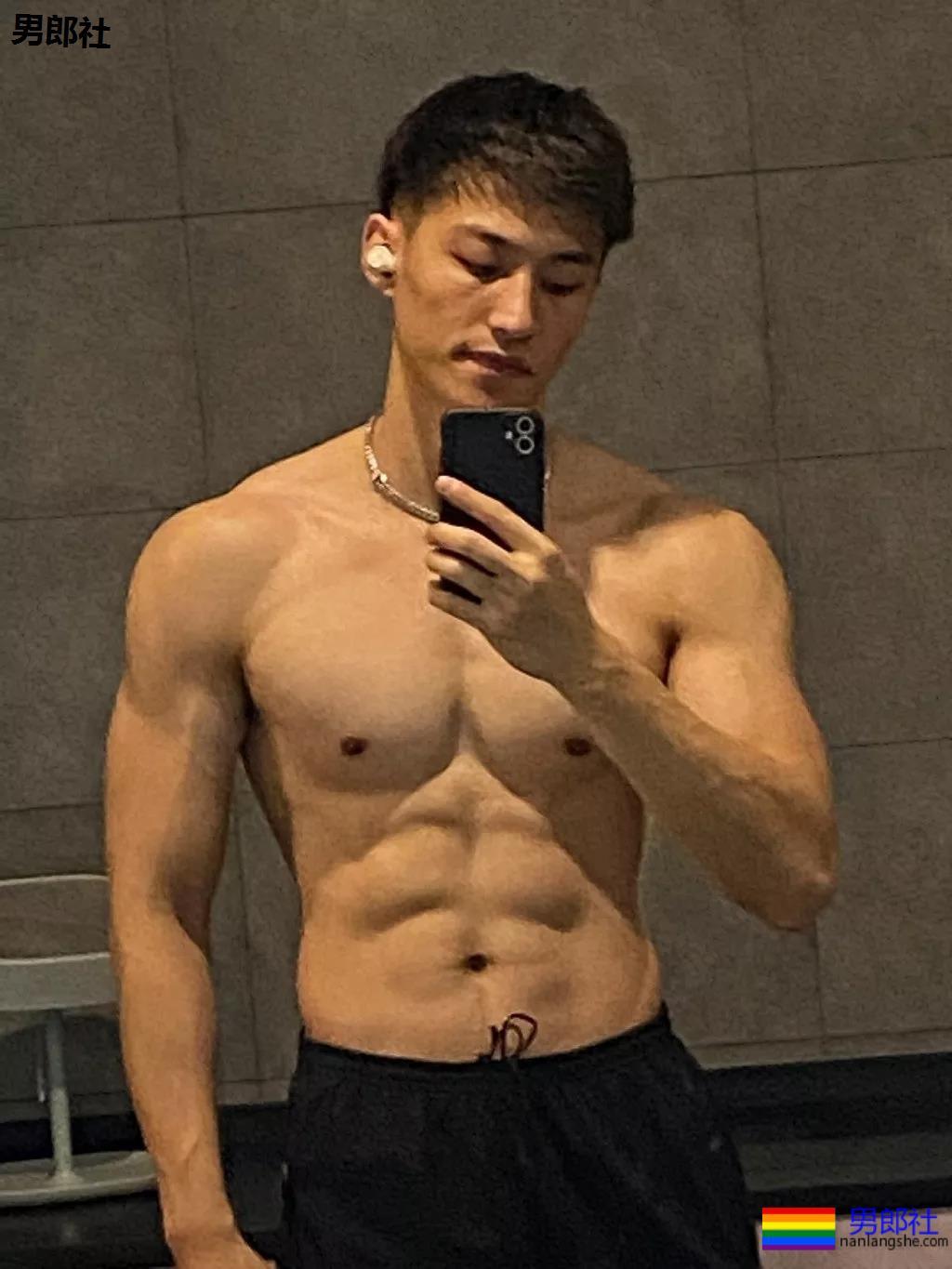 火遍抖音的腹肌体育生！掀衣秀肌肉太撩人，99%的人都可以！ - 51虹马