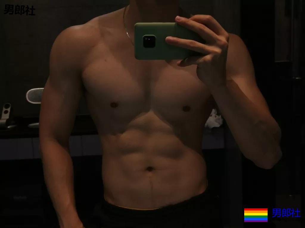 火遍抖音的腹肌体育生！掀衣秀肌肉太撩人，99%的人都可以！ - 51虹马