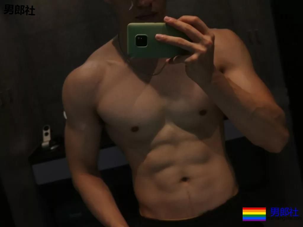 火遍抖音的腹肌体育生！掀衣秀肌肉太撩人，99%的人都可以！ - 51虹马