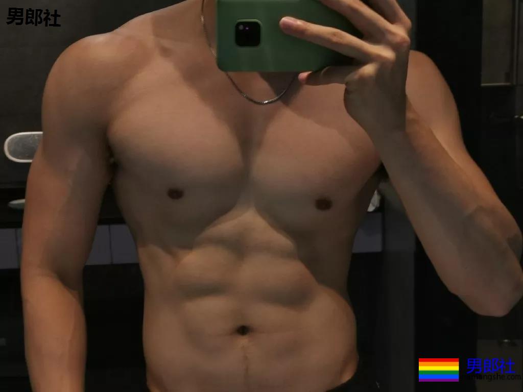 火遍抖音的腹肌体育生！掀衣秀肌肉太撩人，99%的人都可以！ - 51虹马