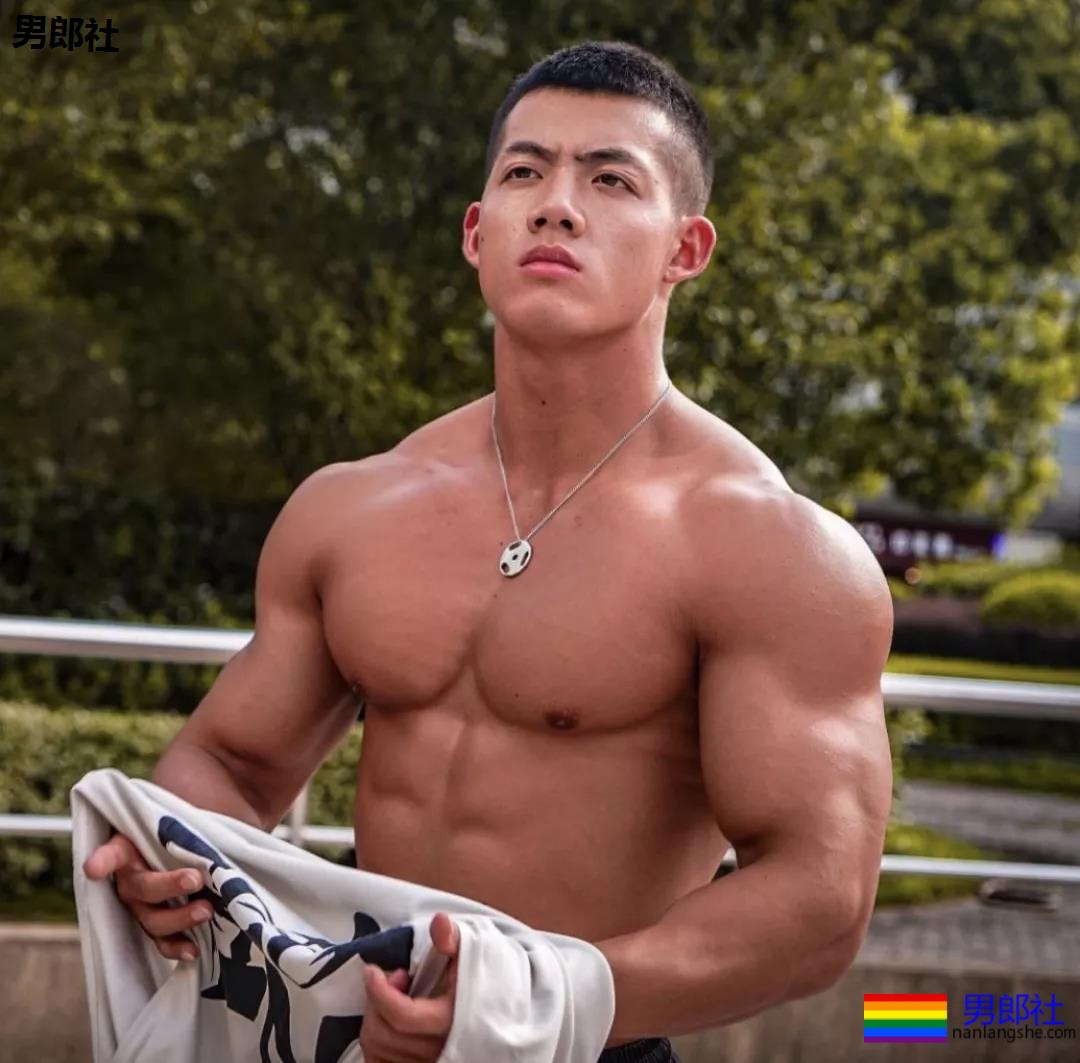00后小哥哥，这筋肉实力藏不住了！ - 51虹马