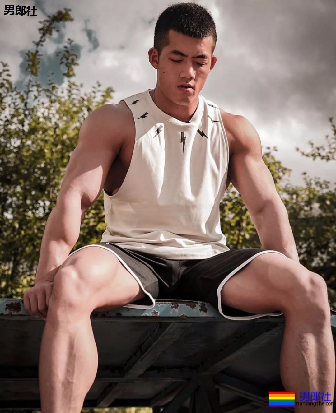 00后小哥哥，这筋肉实力藏不住了！ - 51虹马