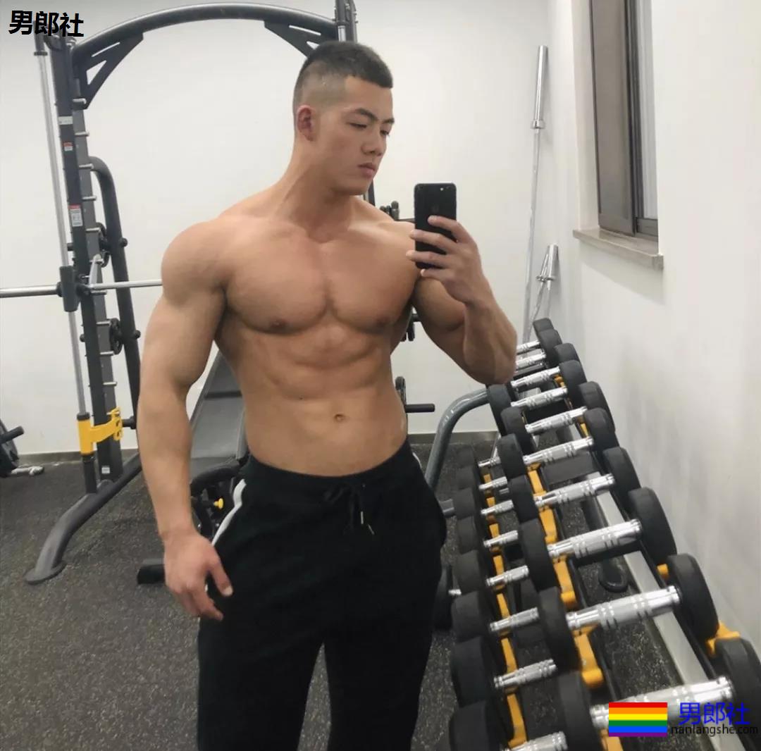 00后小哥哥，这筋肉实力藏不住了！ - 51虹马