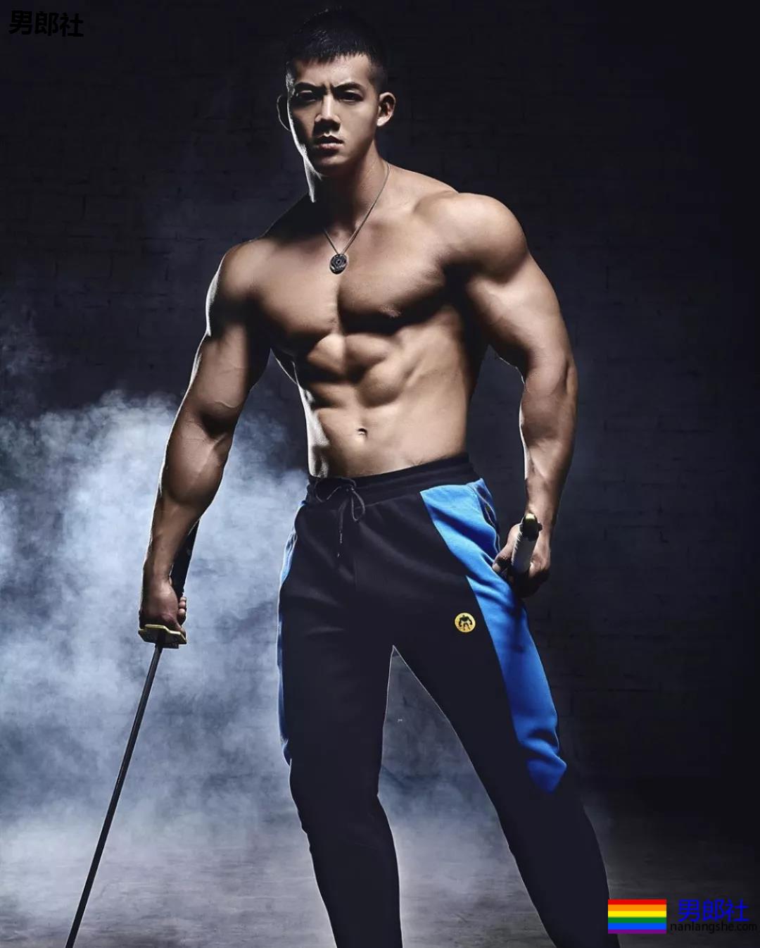 00后小哥哥，这筋肉实力藏不住了！ - 51虹马