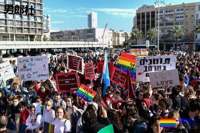 以色列数千学生怒怼教育部长恐同言论 - 51虹马