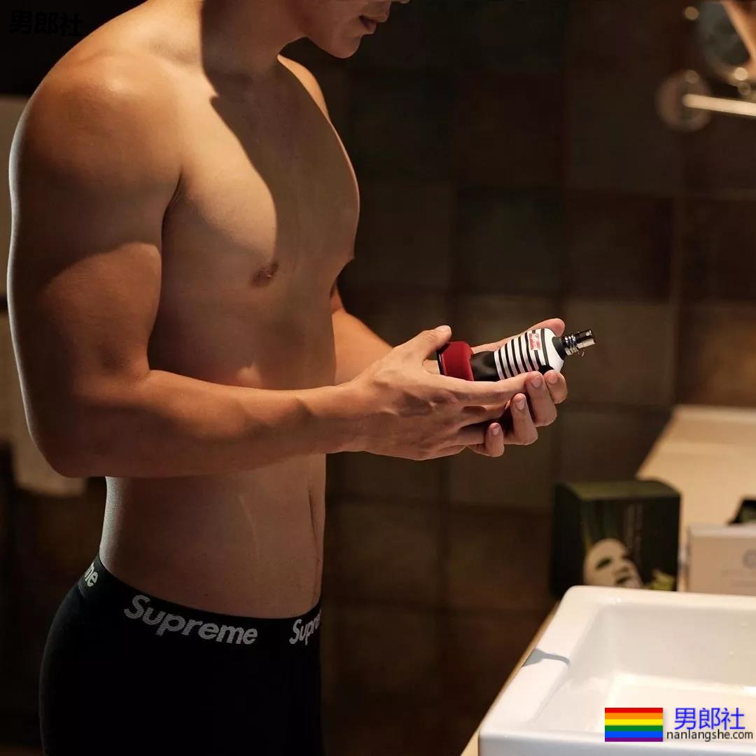 INS寸头大胸短裤直男体育生，白袜大长腿公狗腰太气色！ - 51虹马