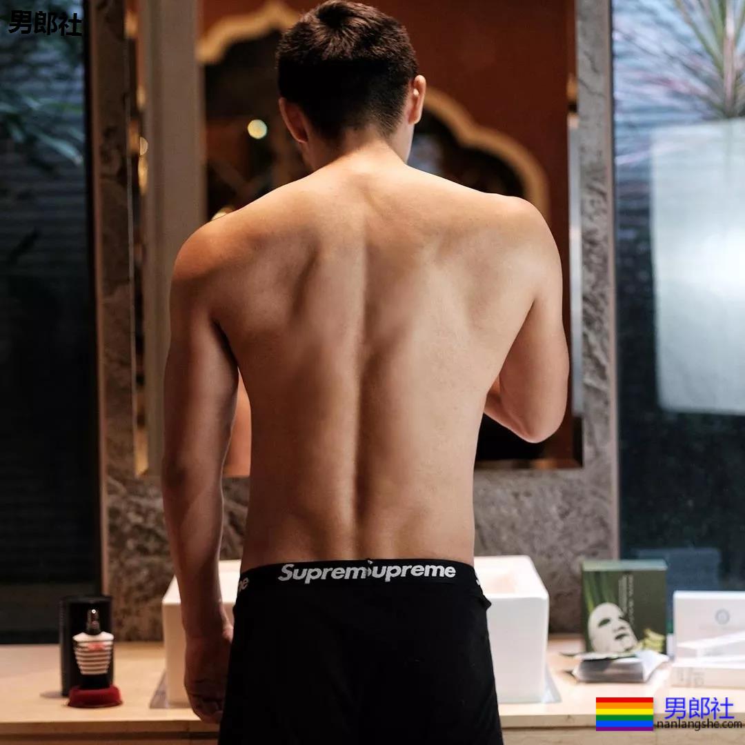 INS寸头大胸短裤直男体育生，白袜大长腿公狗腰太气色！ - 51虹马