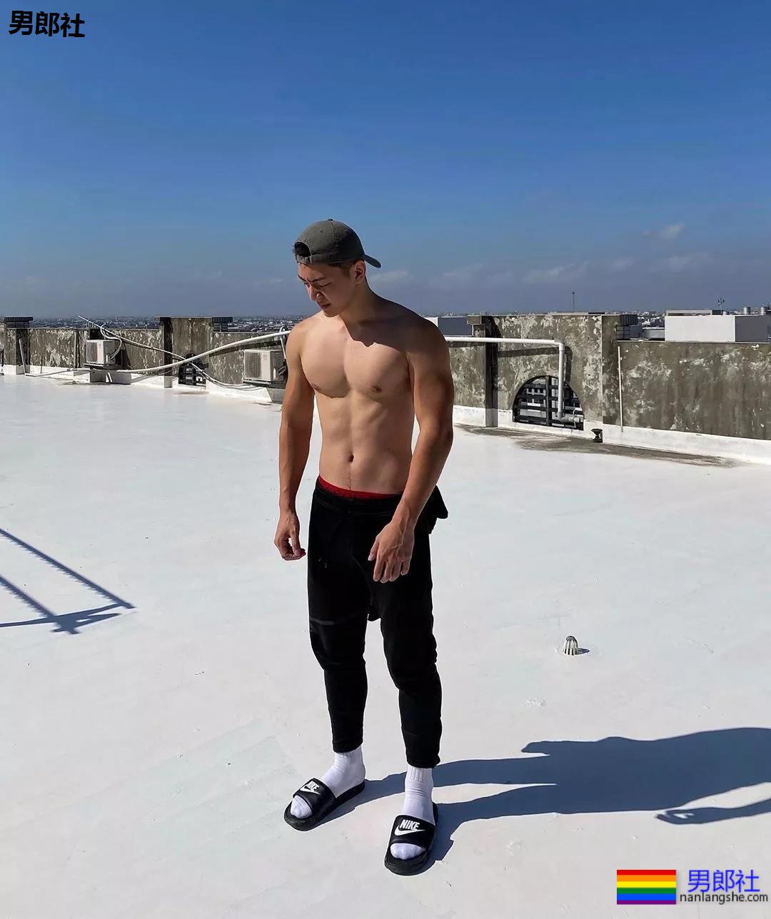 INS寸头大胸短裤直男体育生，白袜大长腿公狗腰太气色！ - 51虹马