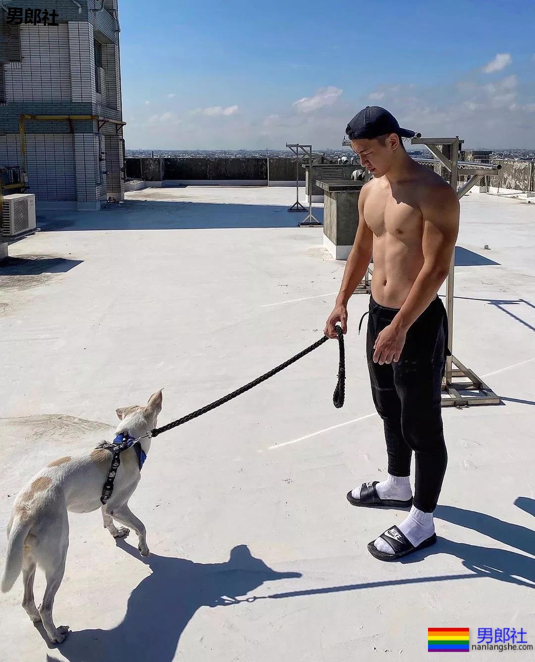 INS寸头大胸短裤直男体育生，白袜大长腿公狗腰太气色！ - 51虹马