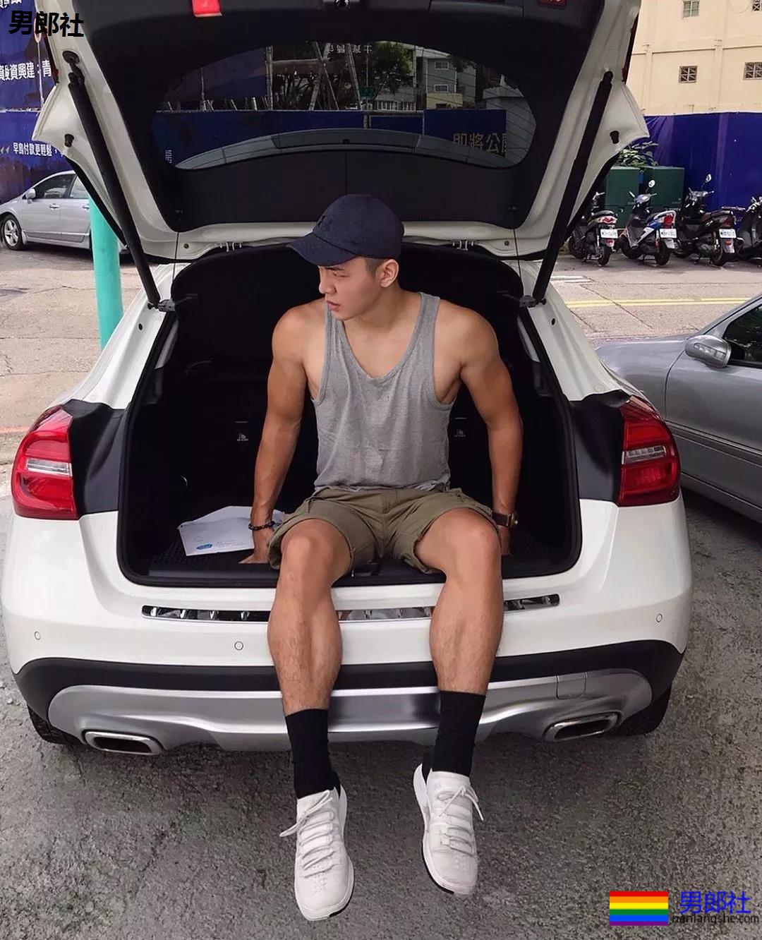 INS寸头大胸短裤直男体育生，白袜大长腿公狗腰太气色！ - 51虹马