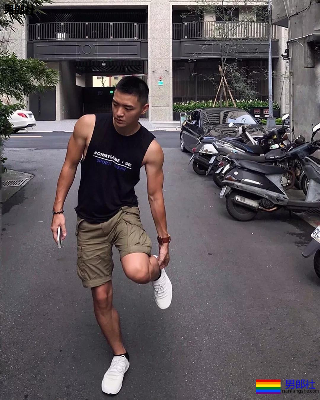 INS寸头大胸短裤直男体育生，白袜大长腿公狗腰太气色！ - 51虹马