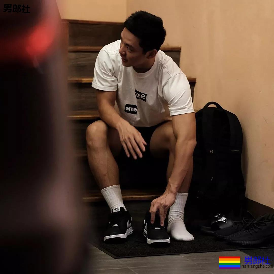 INS寸头大胸短裤直男体育生，白袜大长腿公狗腰太气色！ - 51虹马