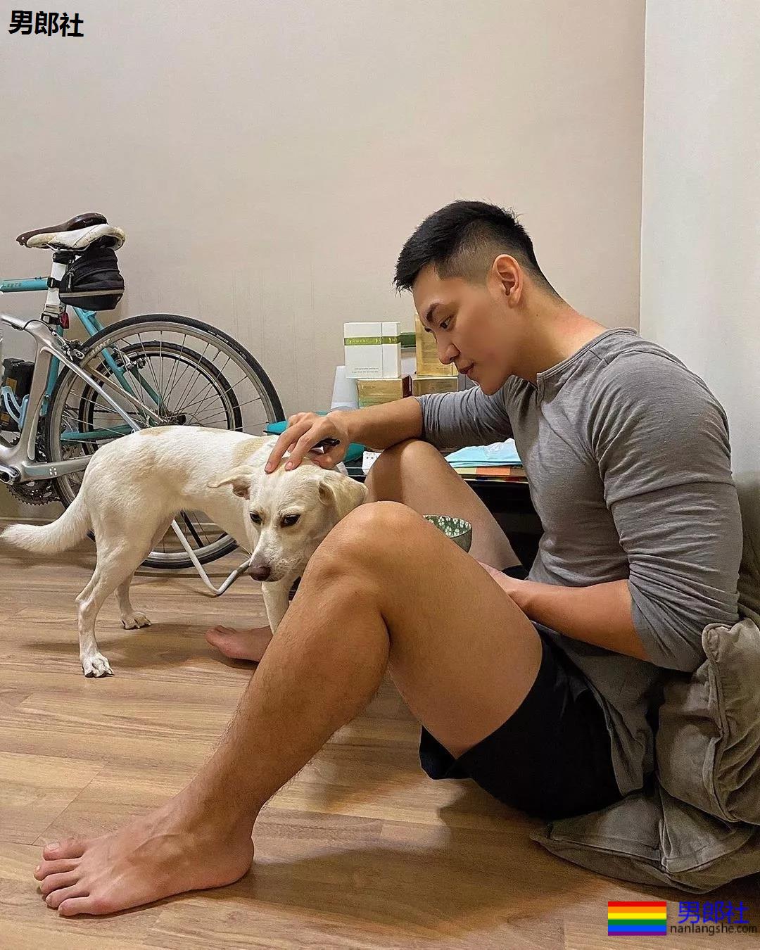 INS寸头大胸短裤直男体育生，白袜大长腿公狗腰太气色！ - 51虹马