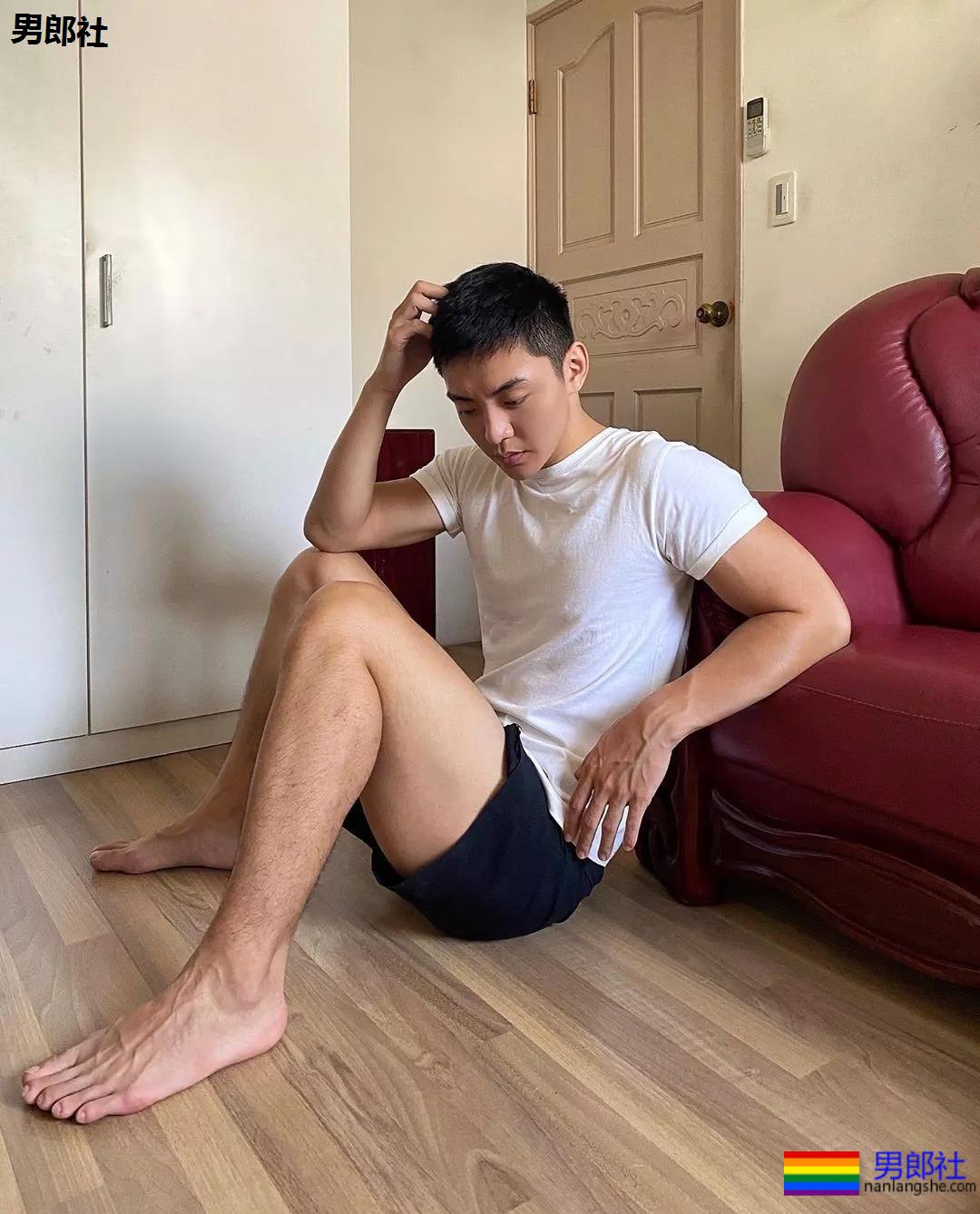 INS寸头大胸短裤直男体育生，白袜大长腿公狗腰太气色！ - 51虹马