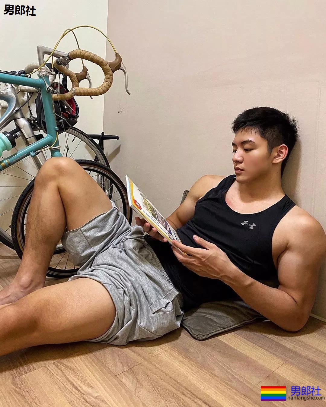 INS寸头大胸短裤直男体育生，白袜大长腿公狗腰太气色！ - 51虹马