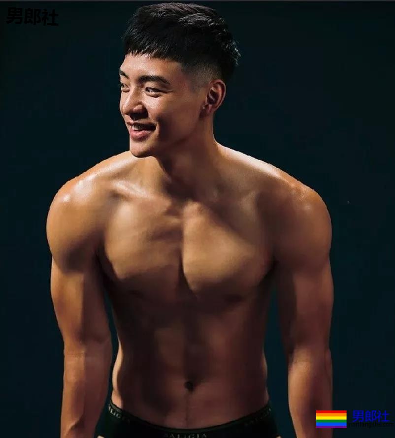 INS寸头大胸短裤直男体育生，白袜大长腿公狗腰太气色！ - 51虹马