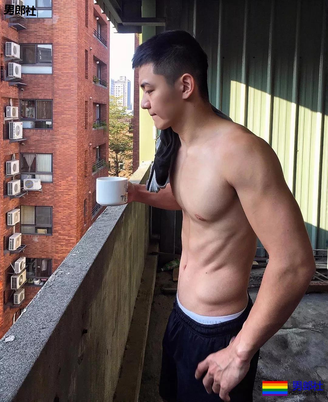 INS寸头大胸短裤直男体育生，白袜大长腿公狗腰太气色！ - 51虹马