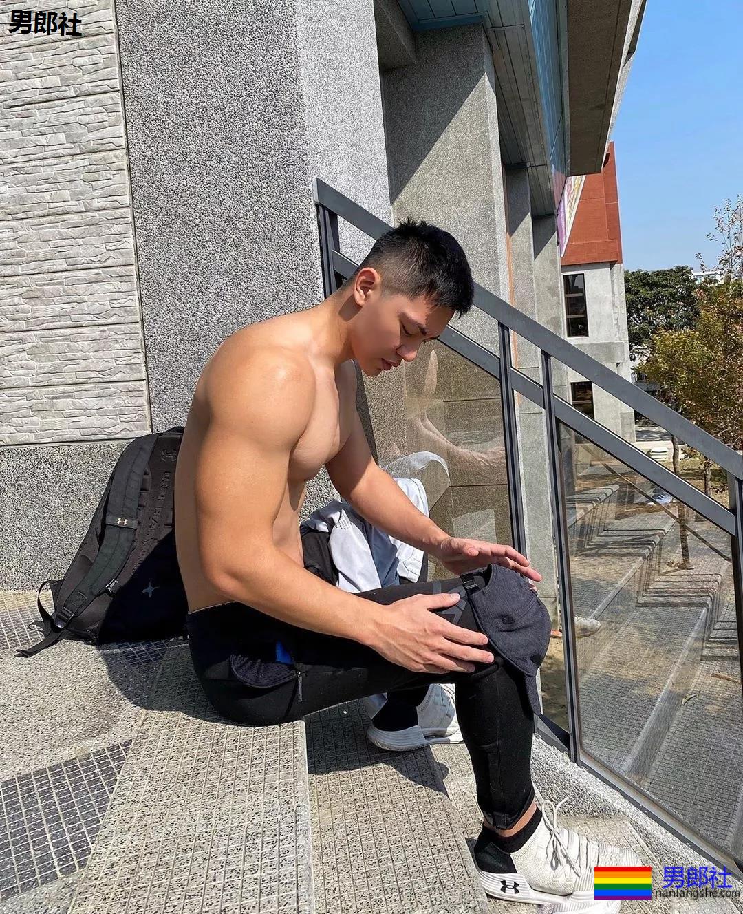 INS寸头大胸短裤直男体育生，白袜大长腿公狗腰太气色！ - 51虹马