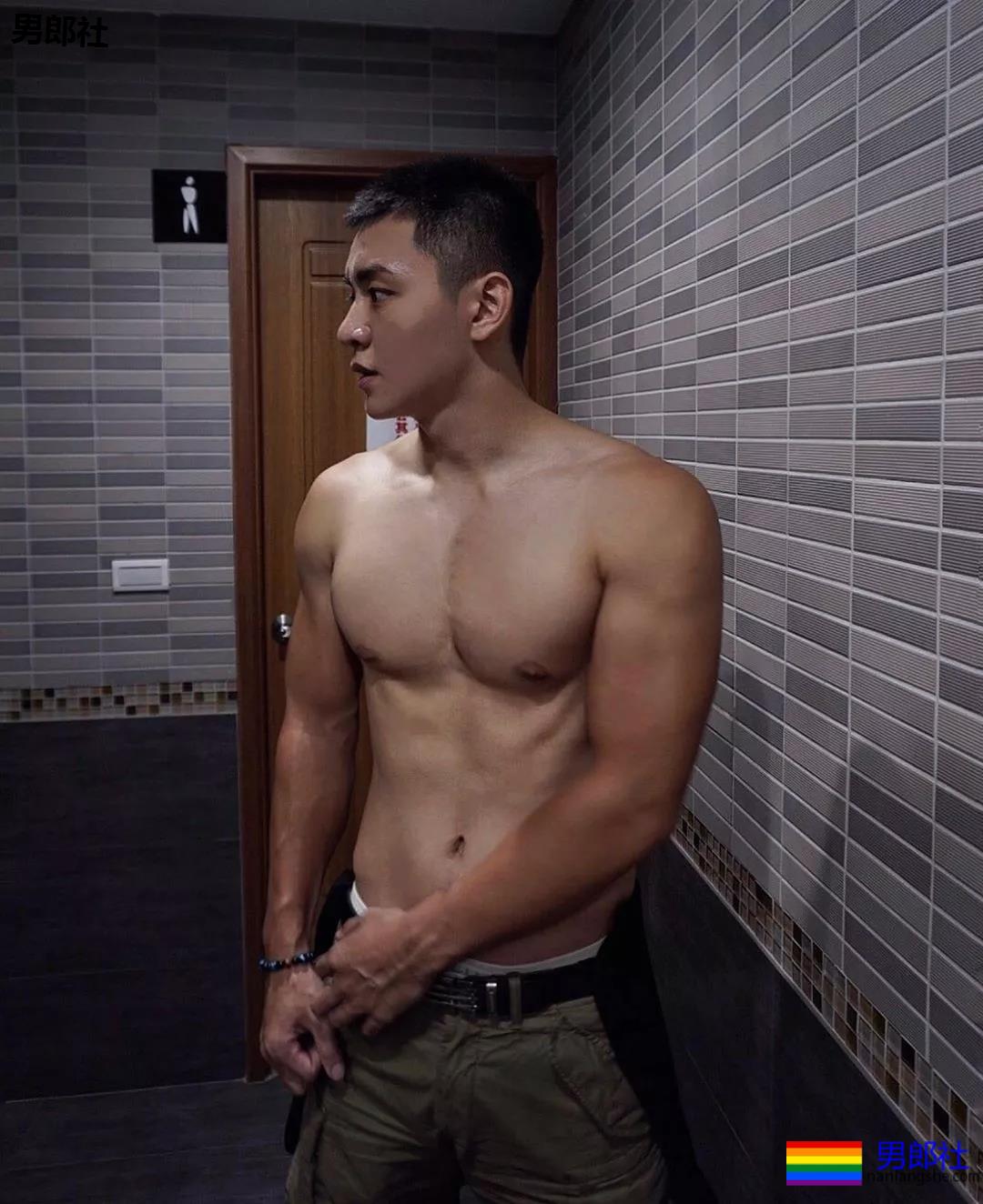 INS寸头大胸短裤直男体育生，白袜大长腿公狗腰太气色！ - 51虹马