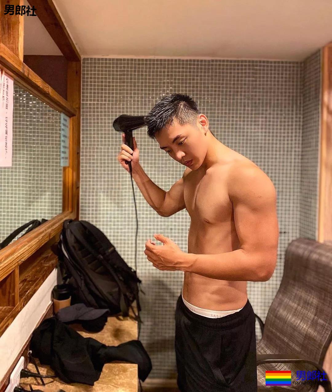 INS寸头大胸短裤直男体育生，白袜大长腿公狗腰太气色！ - 51虹马