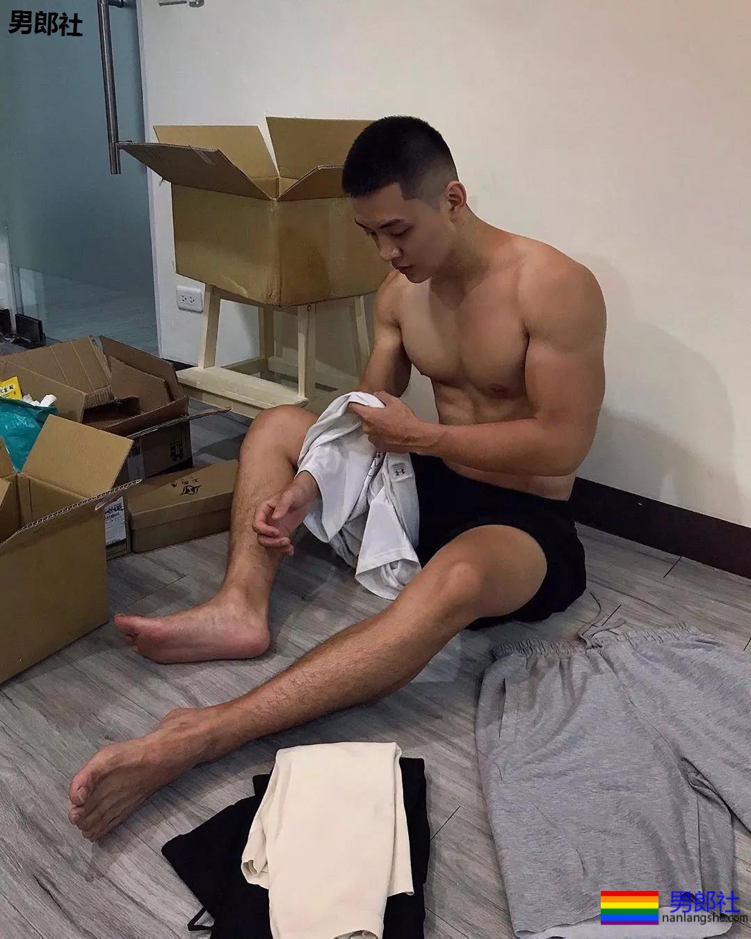 INS寸头大胸短裤直男体育生，白袜大长腿公狗腰太气色！ - 51虹马