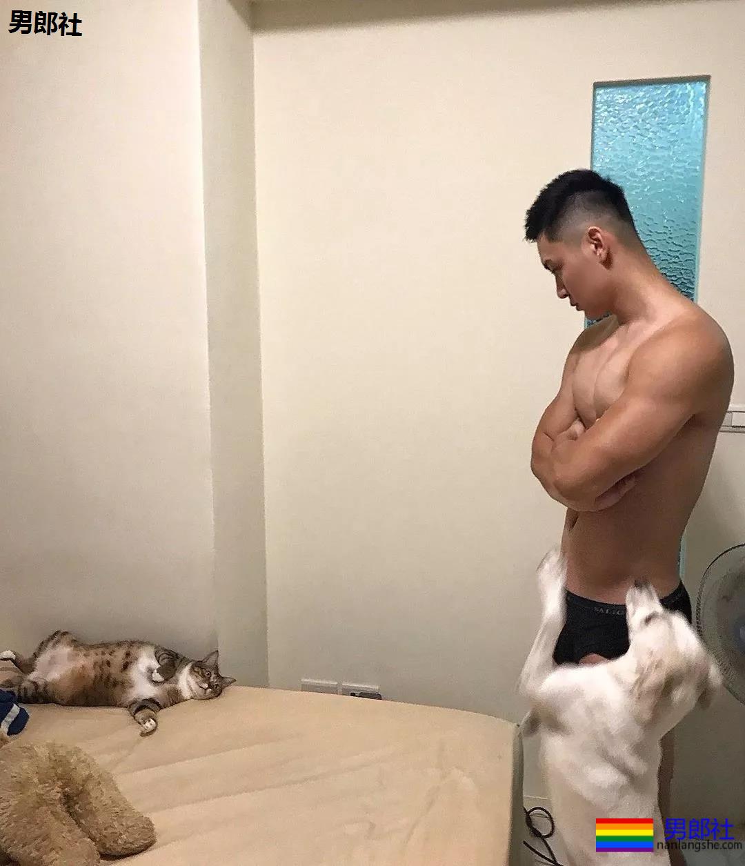 INS寸头大胸短裤直男体育生，白袜大长腿公狗腰太气色！ - 51虹马