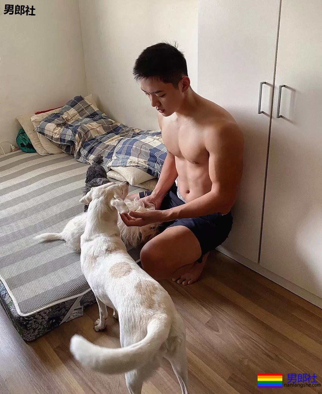 INS寸头大胸短裤直男体育生，白袜大长腿公狗腰太气色！ - 51虹马