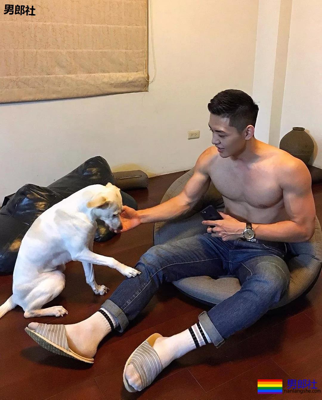 INS寸头大胸短裤直男体育生，白袜大长腿公狗腰太气色！ - 51虹马