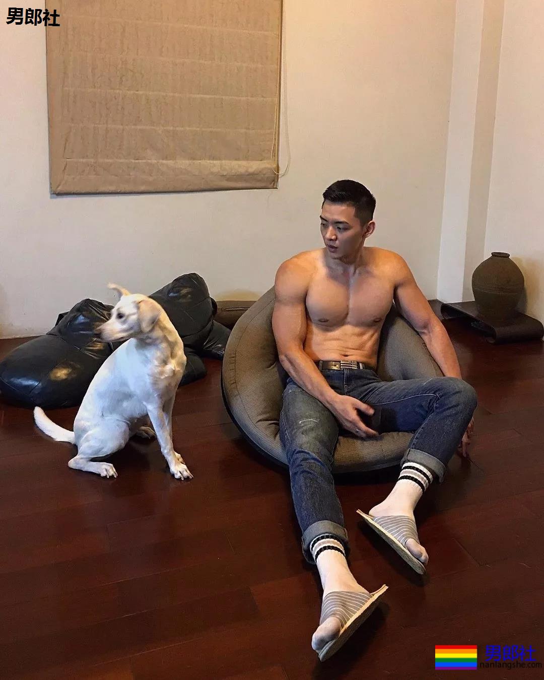 INS寸头大胸短裤直男体育生，白袜大长腿公狗腰太气色！ - 51虹马